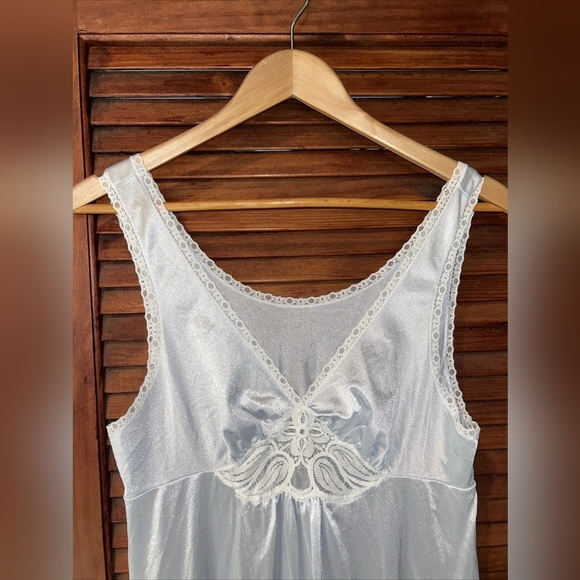 Elegant White Lace Nightgown - Picture 2 of 4